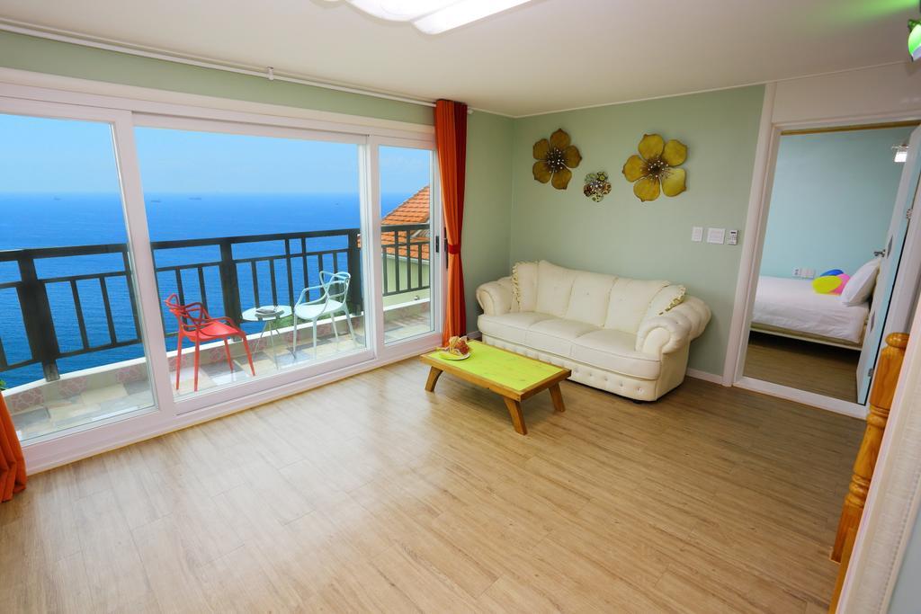 Montmartre Villa Namhae Exteriör bild